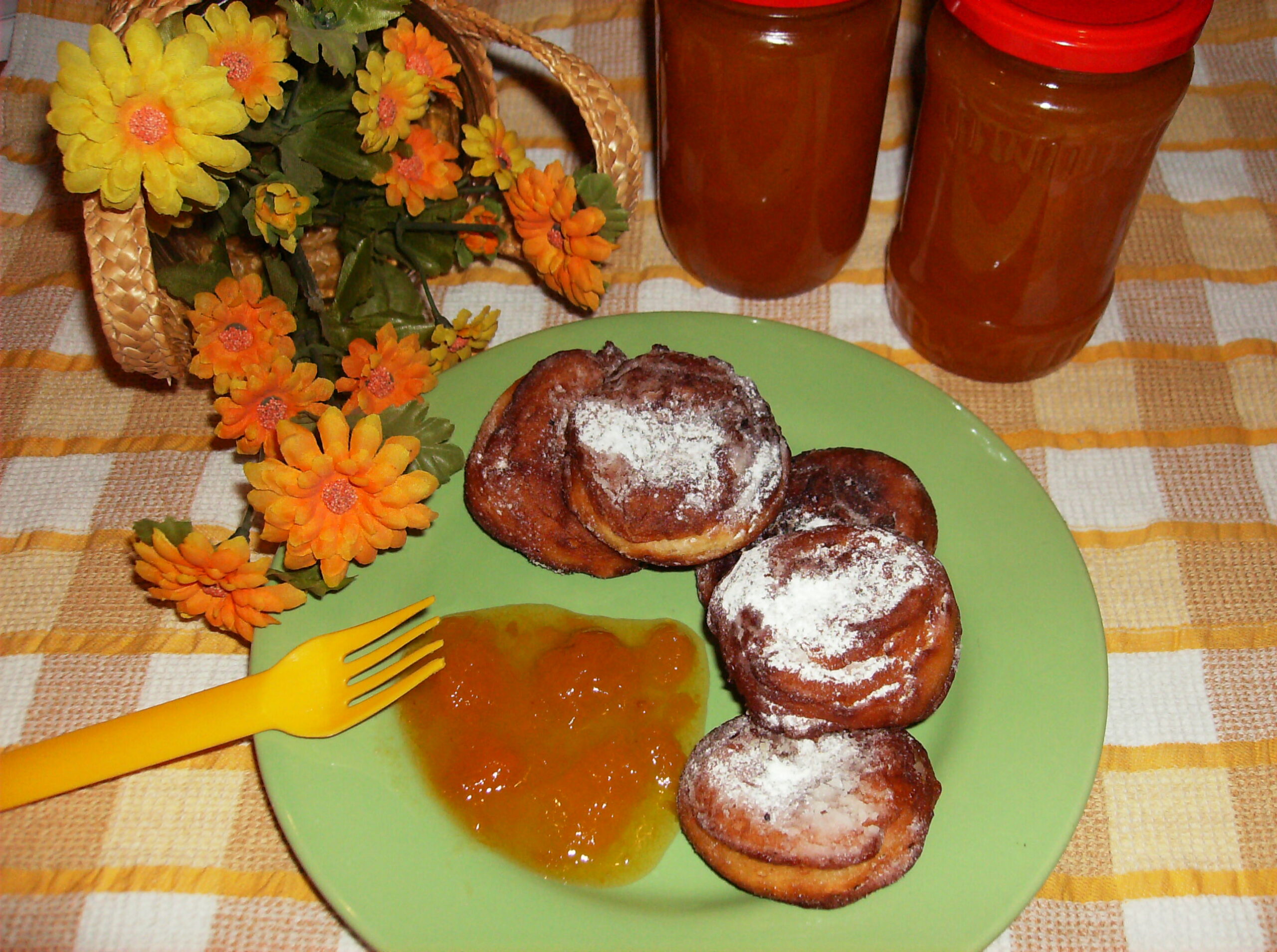 Donuts com geléia de damasco